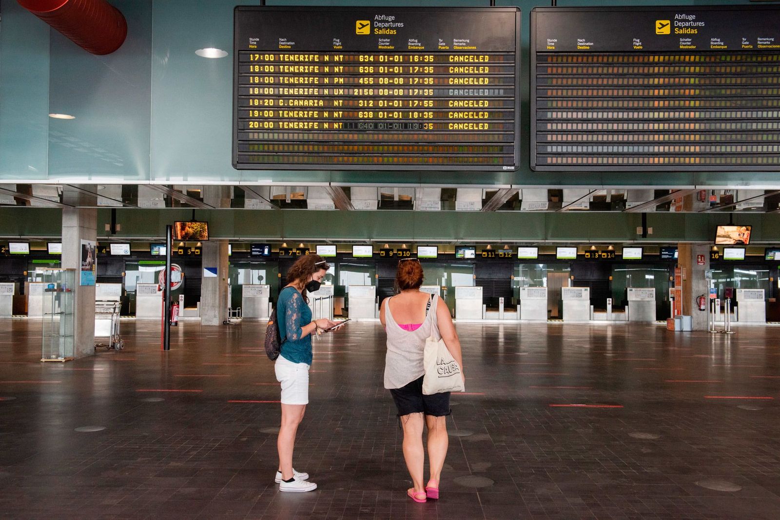 Abierto el aeropuerto de La Palma, que sufre retrasos y decenas de cancelaciones