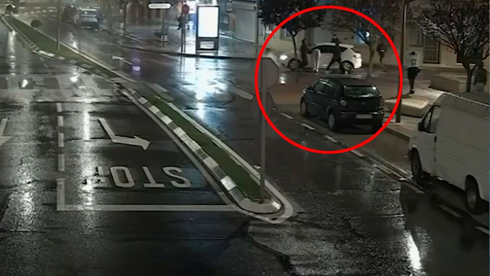 Intenta huir en coche tras una pelea callejera y termina atrapado y agredido a machetazos
