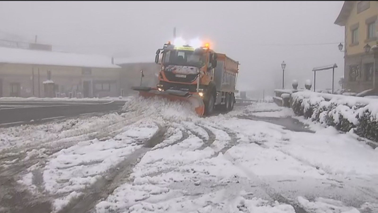 La nieve cubre los pueblos de la sierra tras una noche gélida en todo Madrid