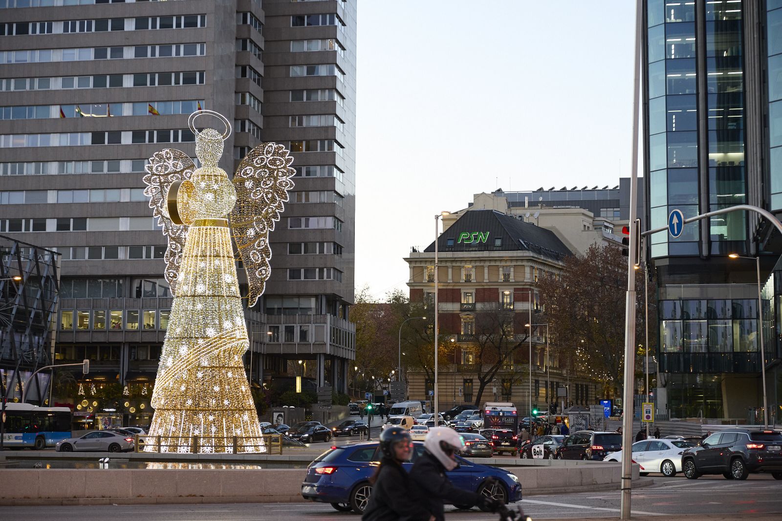 Decoración navideña iluminada en Madrid