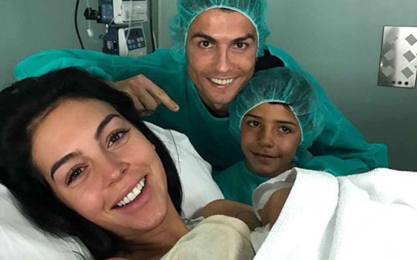 Cristiano Ronaldo con sus hijo y su pareja