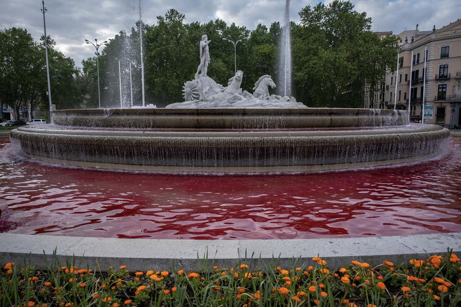Activistas de Greenpeace tiñen de rojo la fuente de Neptuno