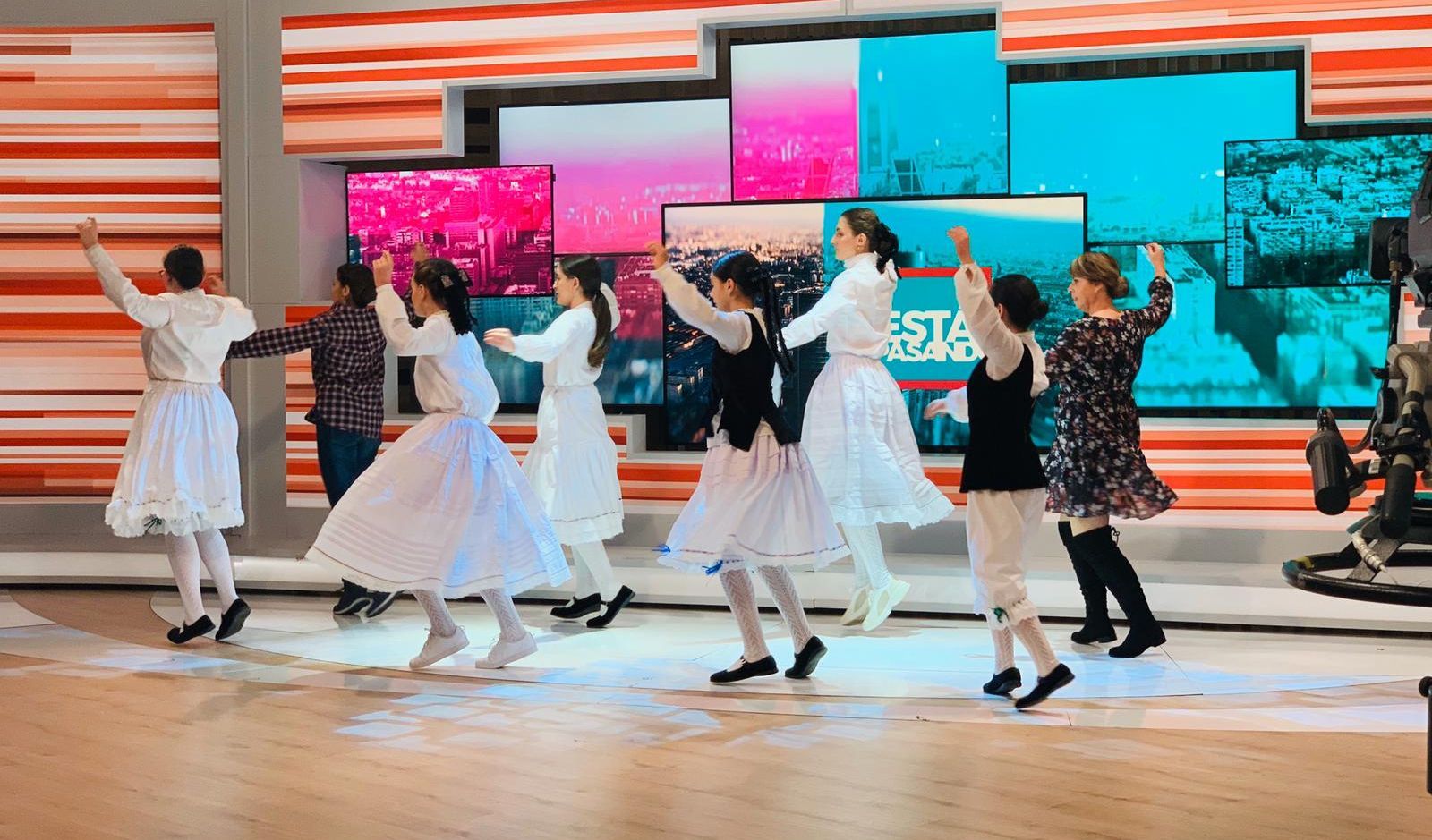 El Grupo de Danza Fresnedillas de la Oliva baila una jota tradicional