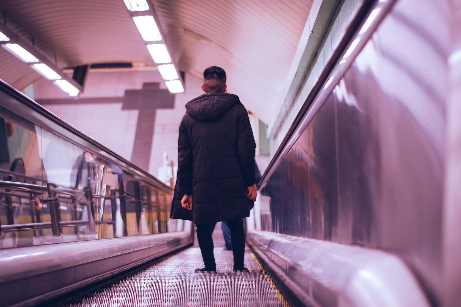 Hombre bajando por las escaleras mecánicas del metro de Madrid