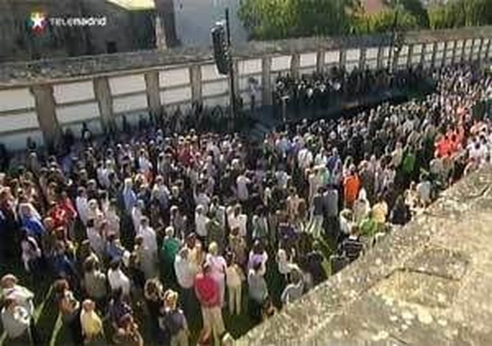 Emotivo homenaje a las víctimas del accidente en el cementerio de Bonaval