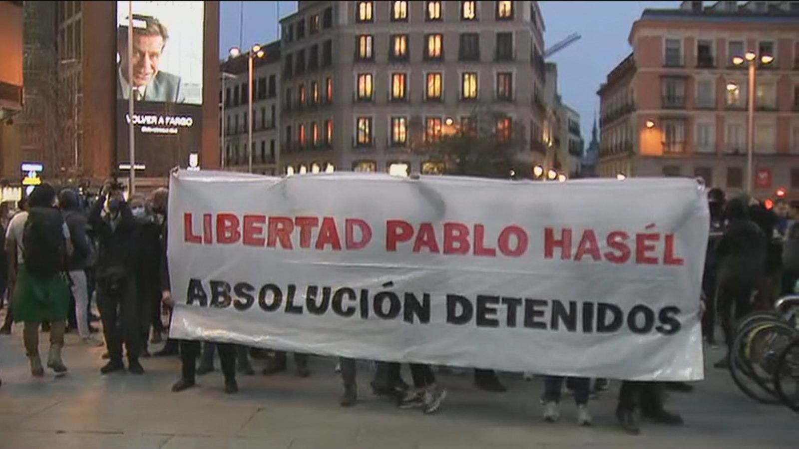 Los manifestantes exhiben pancartas con leyendas como "Libertad Pablo Hasél"