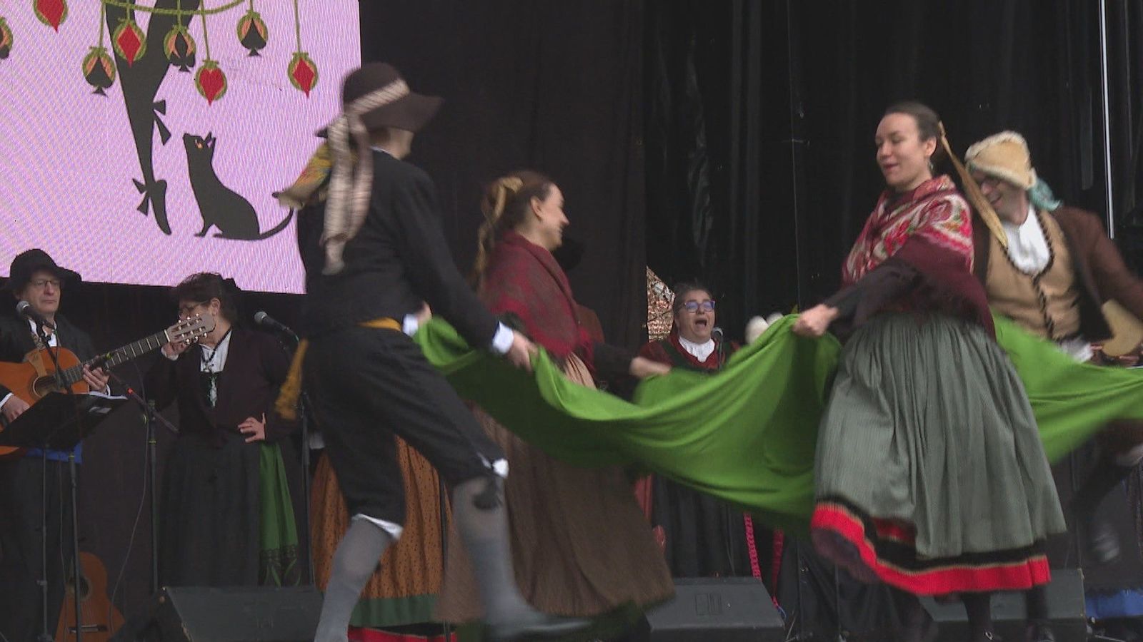 Las comparsas, chirigotas y el manteo del pelele brillan en el carnaval de Madrid
