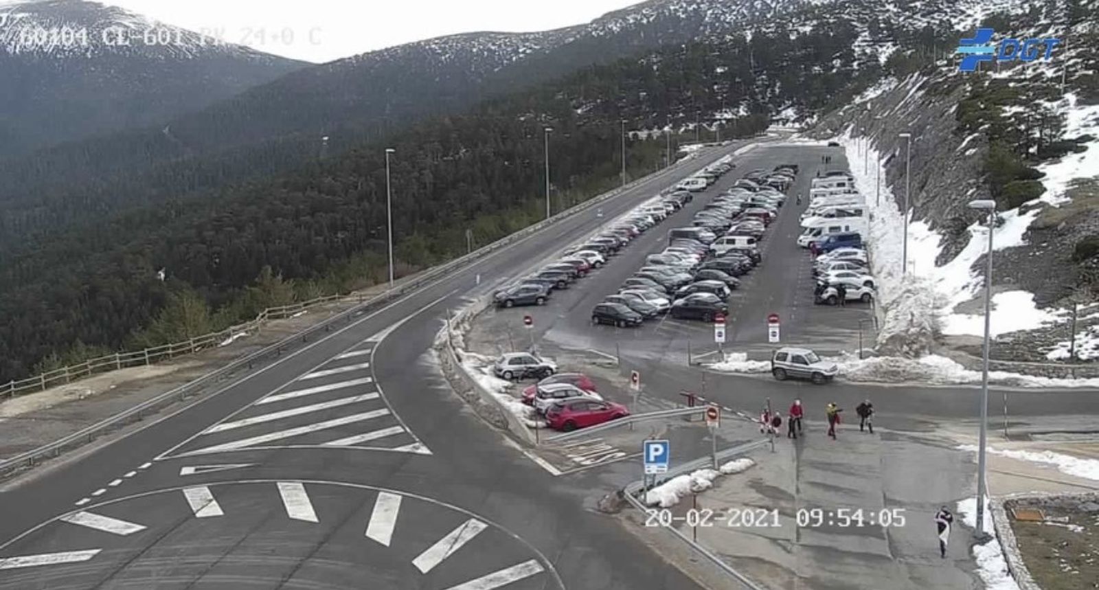 El 112 pide a los madrileños que eviten subir a la sierra tras colgar el cartel de completo el parking de La  Pedriza y Cotos