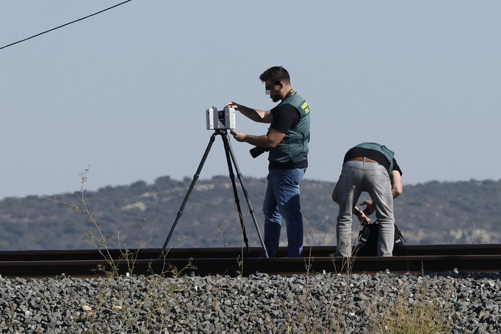 Miembros de la Guardia Civil trabajan en el lugar del accidente de tren de Urda (Toledo)