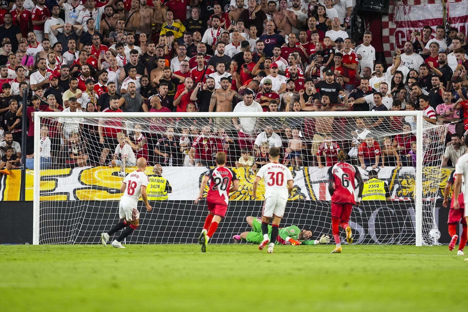 Jon Guridi, del Sevilla FC, remata a portería durante el partido de LaLiga EA Sports disputado entre el Sevilla FC y el Rayo Vallecano