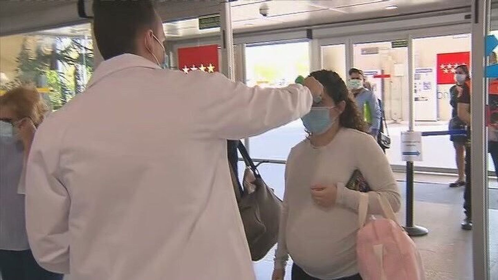 Control de temperatura y mascarillas en los accesos al hospital de Alcorcón