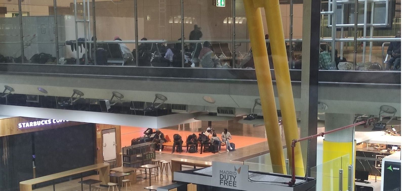 Trabajo inspecciona las salas de asilo de Barajas, al doble de su capacidad