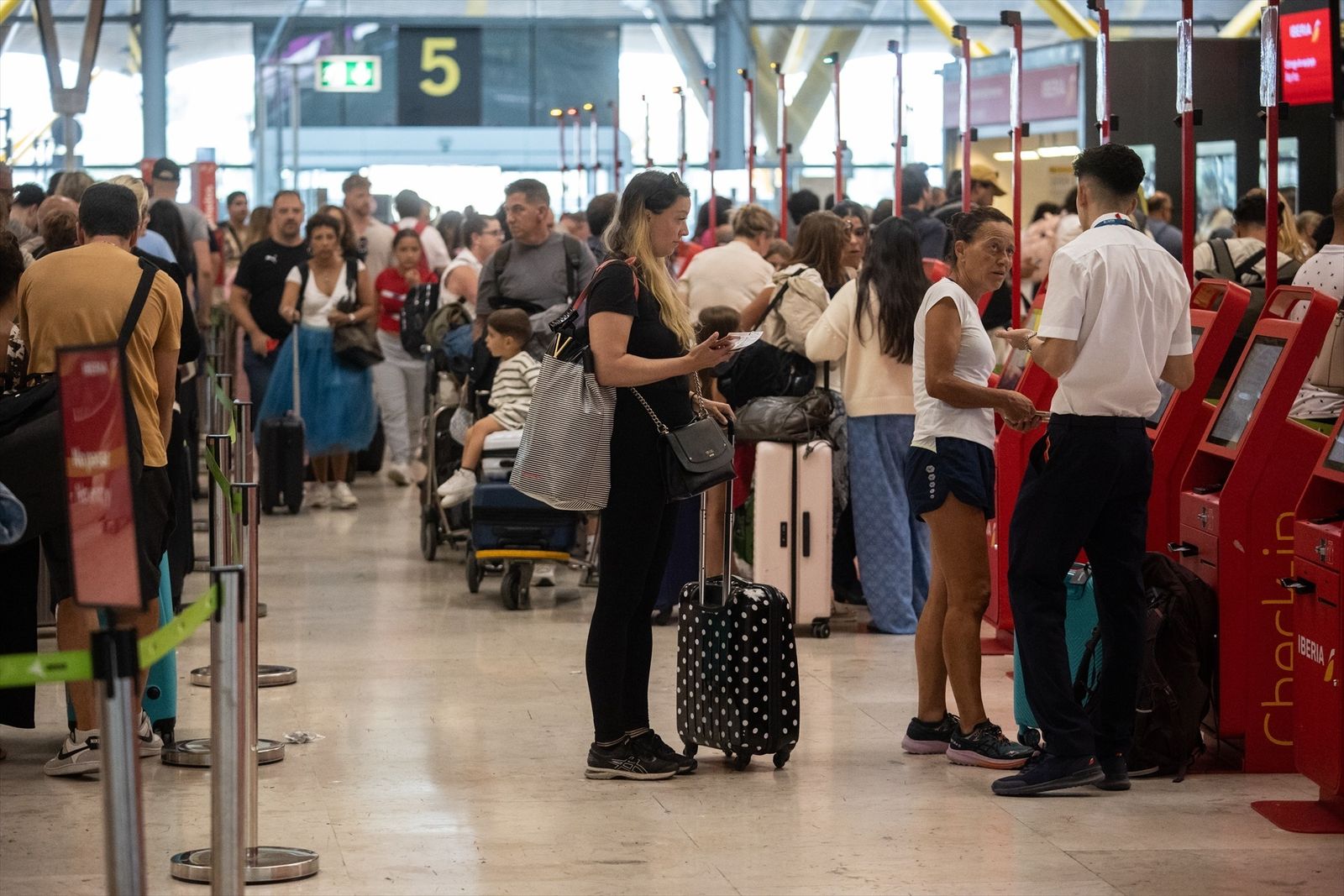 Personas realizan el check-in en la T4 del Aeropuerto Adolfo Suárez Madrid-Barajas, a 31 de agosto de 2025