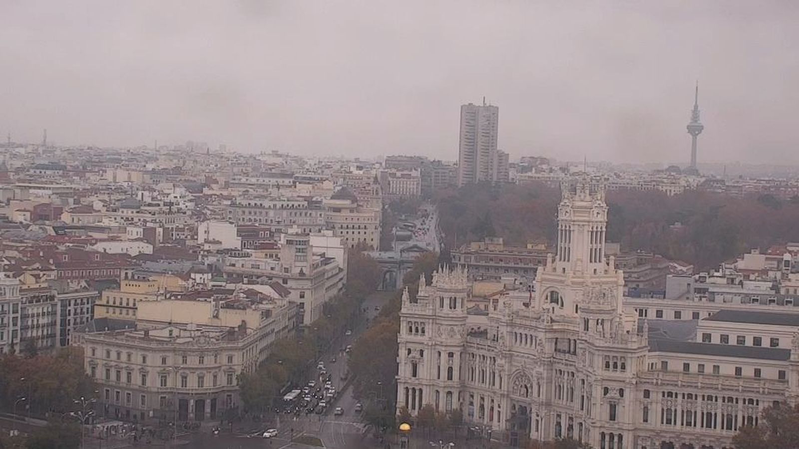 Lunes de paraguas en Madrid, con niebla en la sierra y termómetros ligeramente más altos