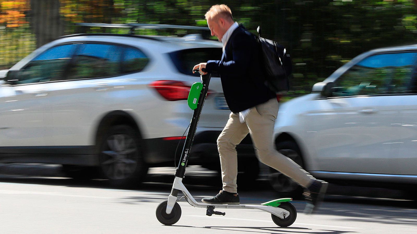 Usuario de un patinete circulando por Madrid