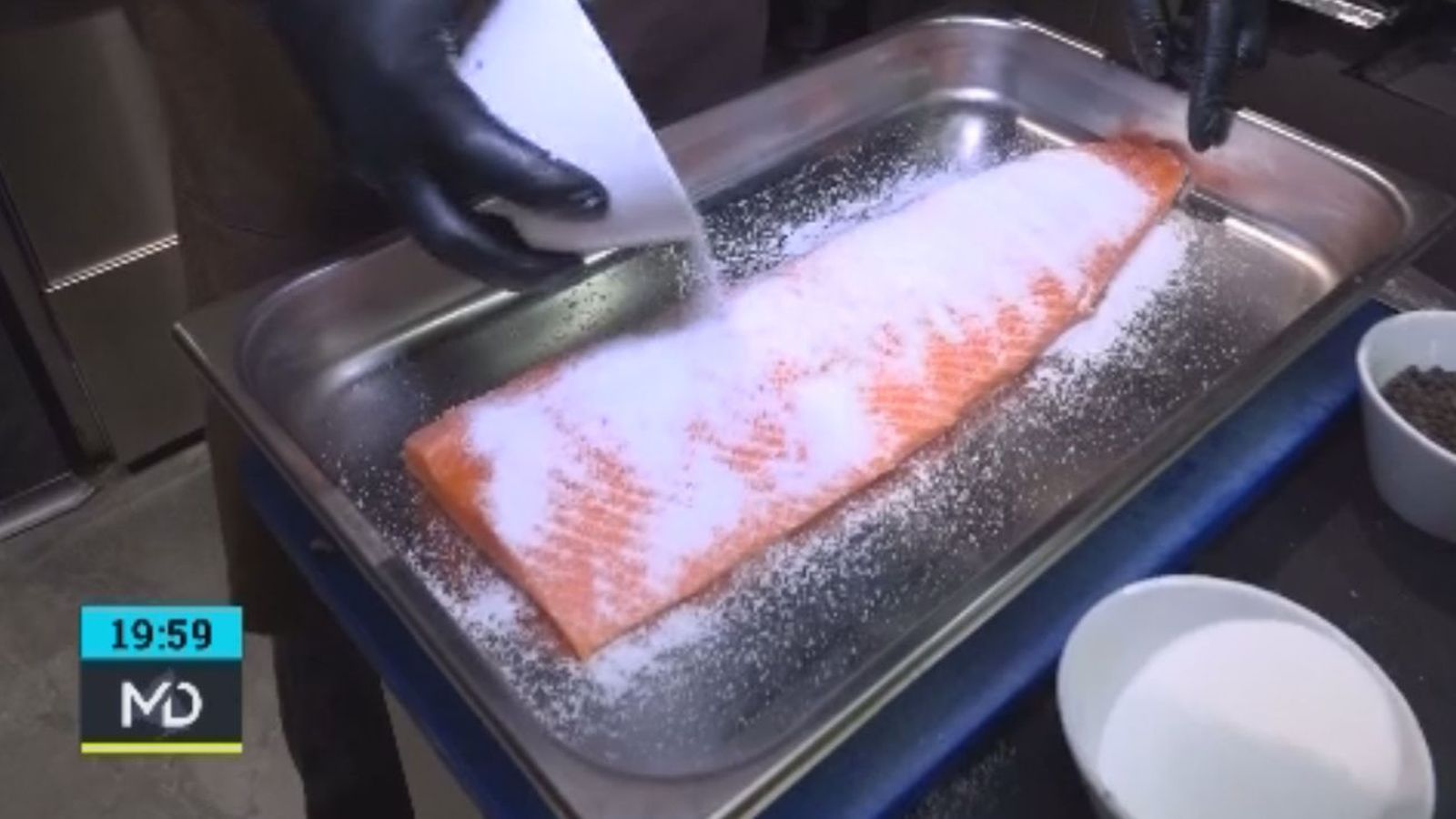 Lomo de salmón cubierto por una capa de sal y azúcar