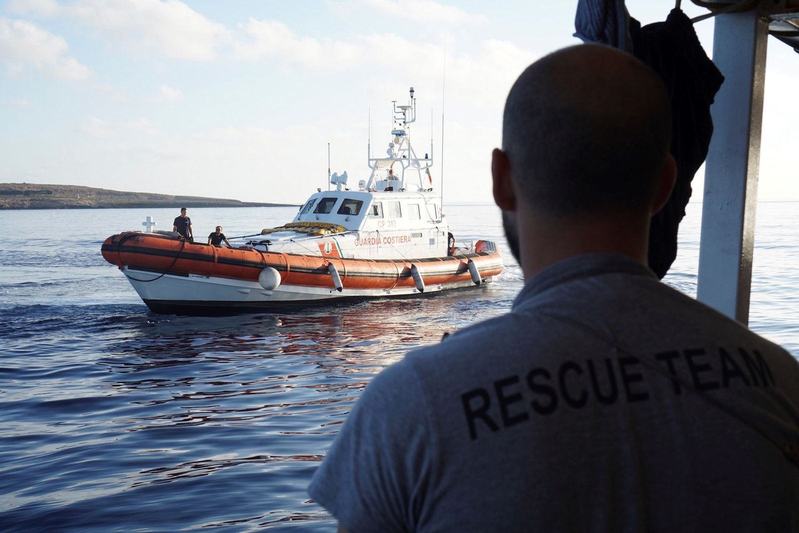 El Open Arms pide entrar en Lampedusa