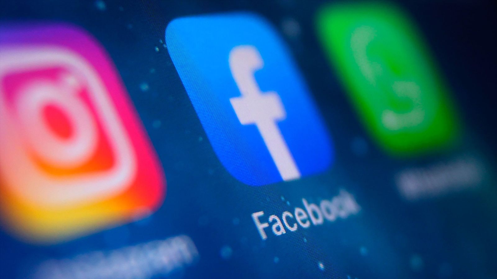 Aplicaciones de Facebook, Instagram y WhatsApp en un teléfono móvil