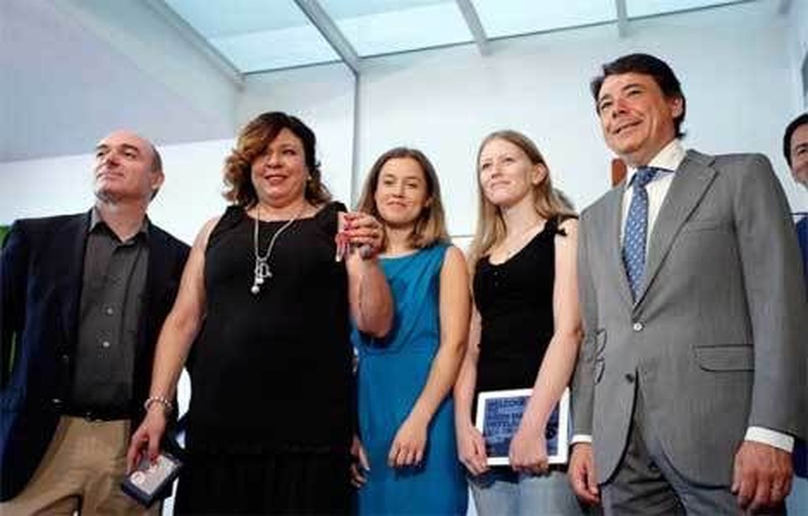González entrega el primer local destinado a los proyectos de emprendedores madrileños