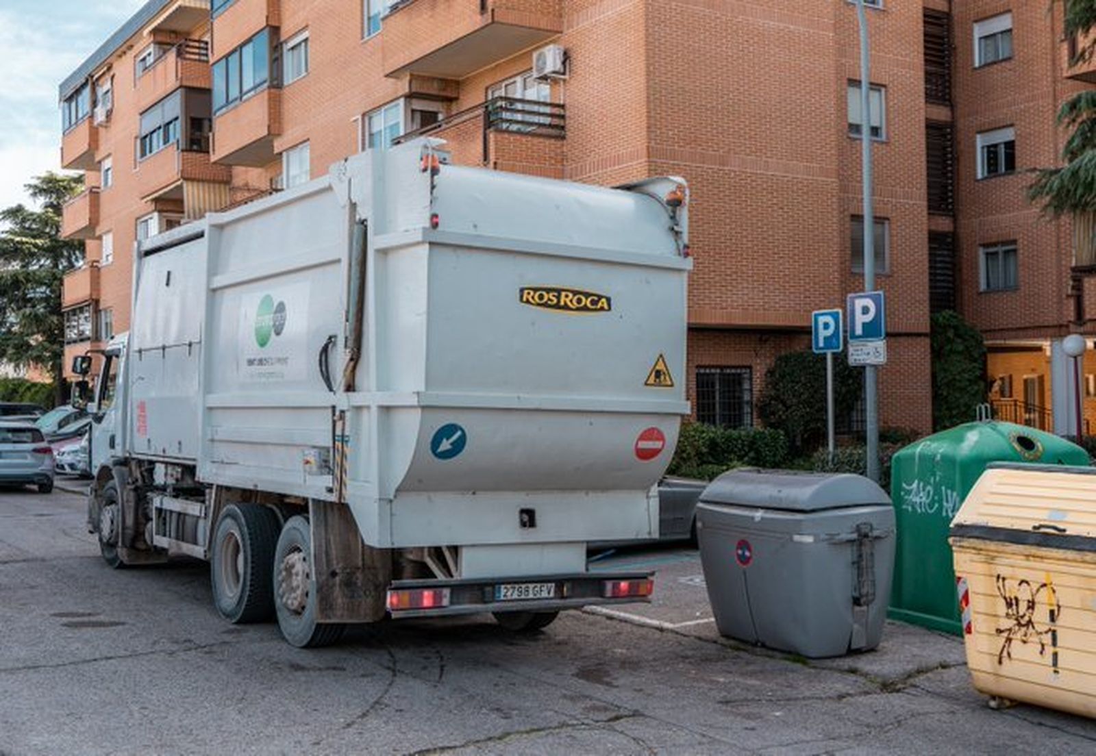 Camión de recogida de residuos urbanos  en Colmenar Viejo