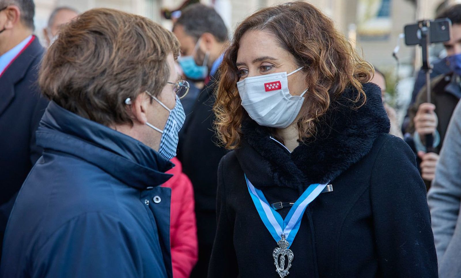 Los políticos madrileños valoran las encuestas favorables al PP en Madrid en la Almudena