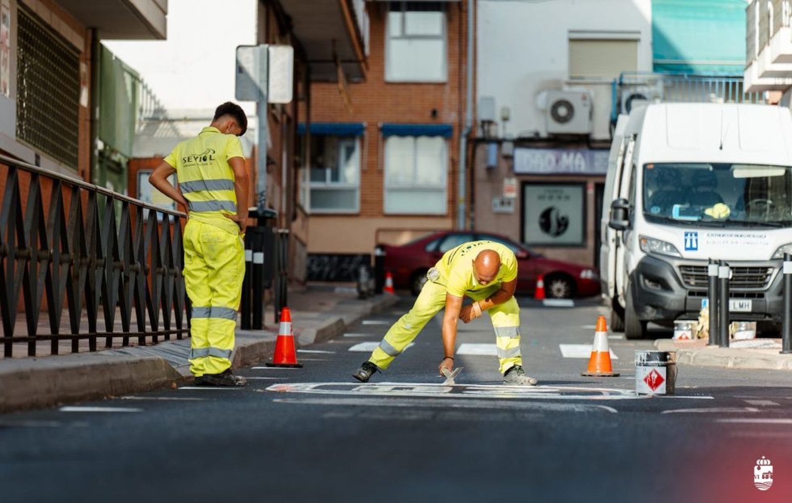 Operarios trabajan sobre un paso de peatones en San Fernando de Henares
