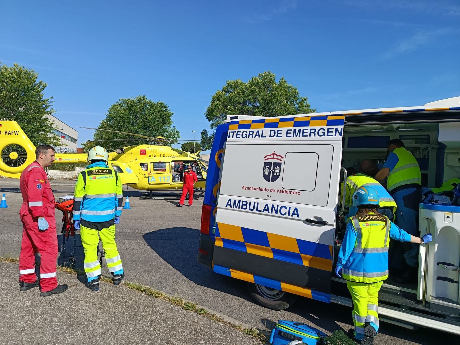 Equipos de emergencia en el lugar del grave atropello de un padre y su hijo en Valdemoro