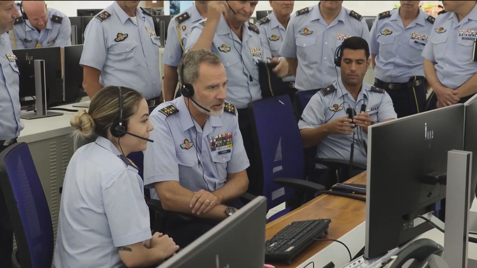 El rey visita el Centro de Control de la base de Torrejón y conversa con un piloto de un F-18