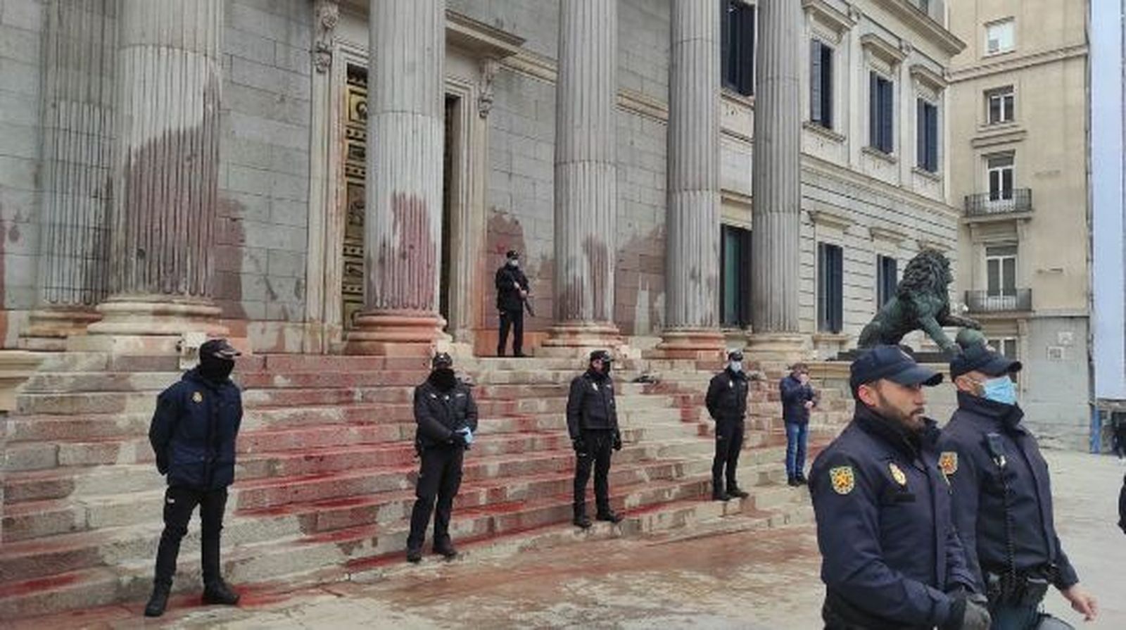 Activistas lanzan pintura al Congreso de los Diputados