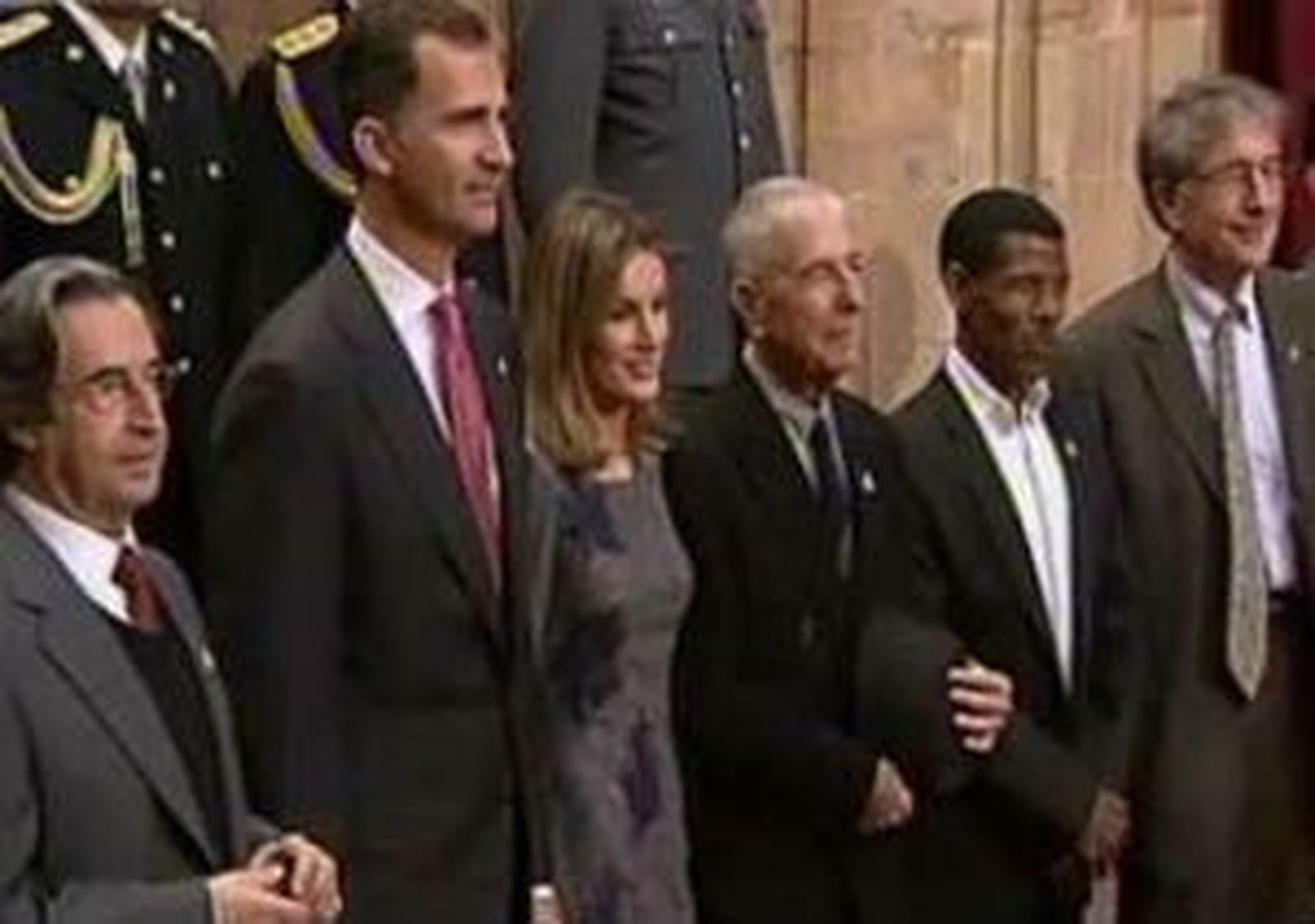 El príncipe de Asturias entrega la insignia de los ocho premios a todos los galardonados