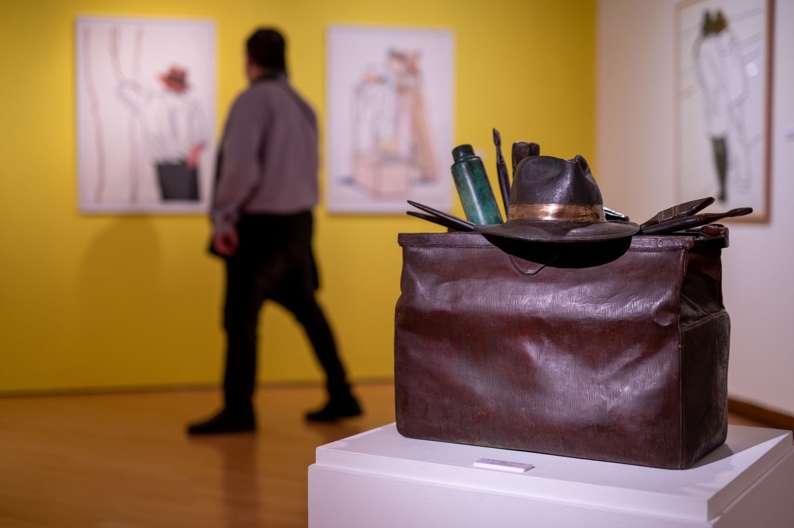Sombrero, maleta y útiles de arte. Elementos clave en la obra de Eduardo Úrculo