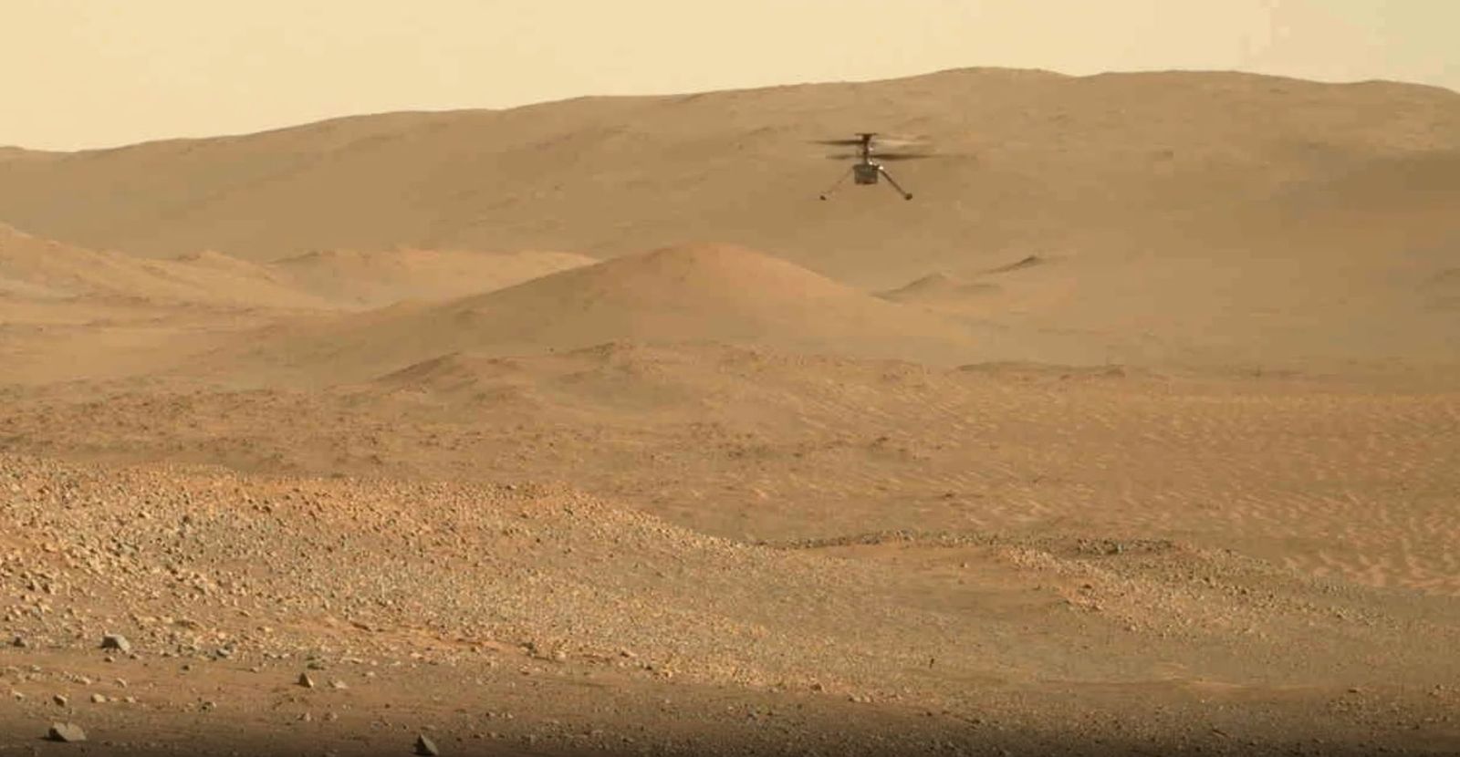 Ingenuity durante uno de sus vuelos captado por las cámaras del rover Perserverance