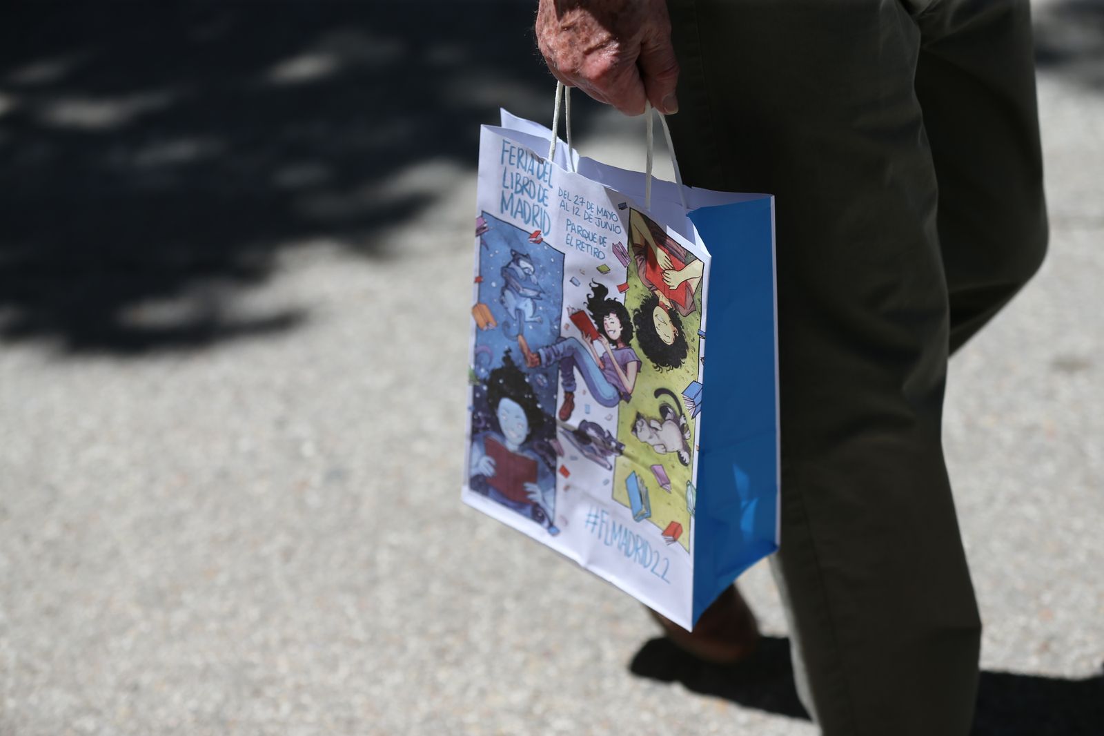 Un hombre con un libro en la Feria del Libro