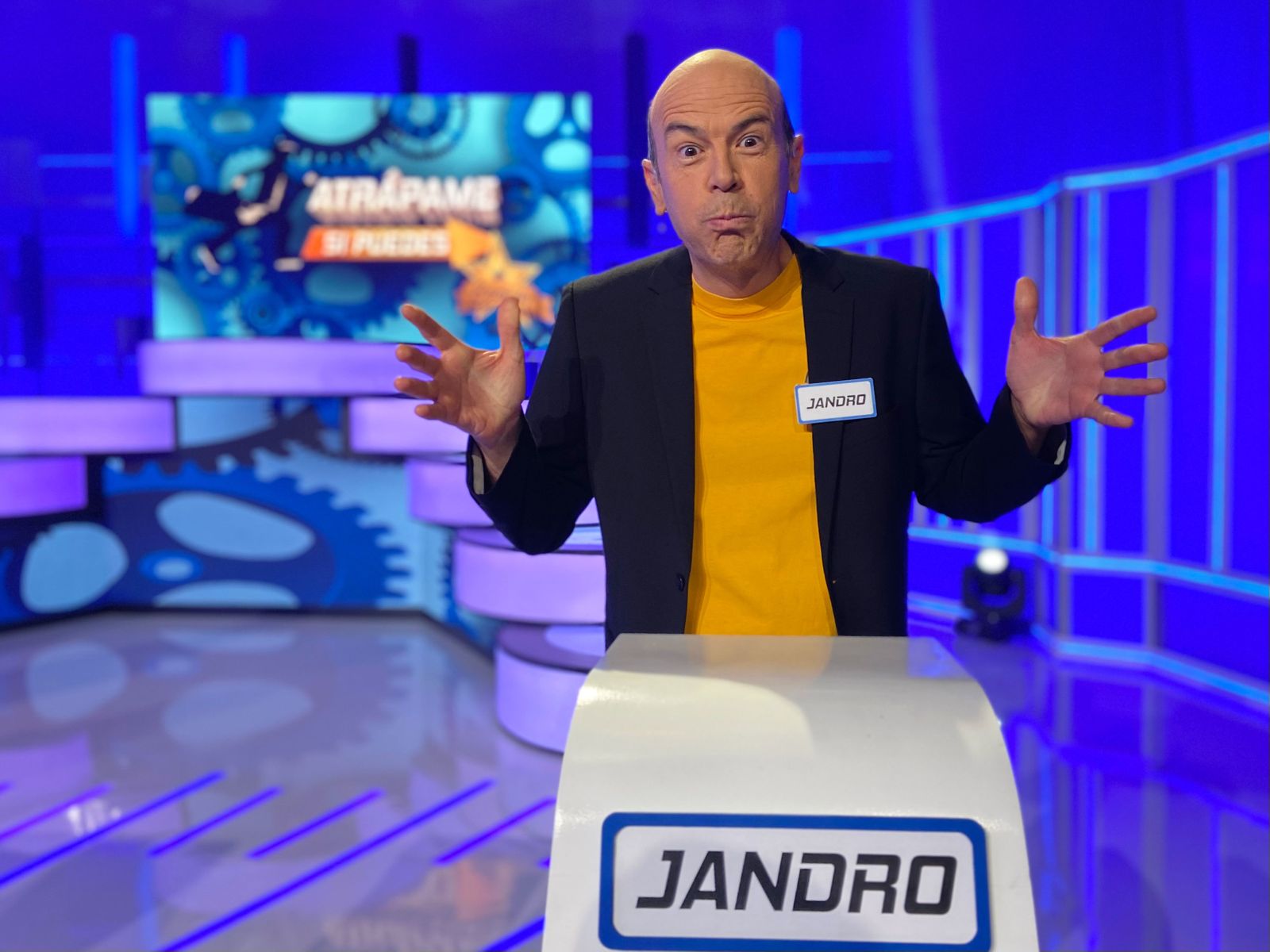 Jandro: Actor, colaborador, presentador, humorista, mago, escrito, director, guionista, ... Lo que viene a ser un señor multitasking en toda regla.