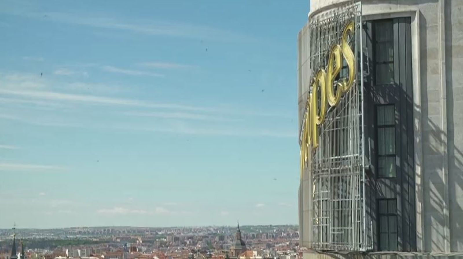 Tiene el edificio Capitol al lado y puede ver todo el centro de Madrid.