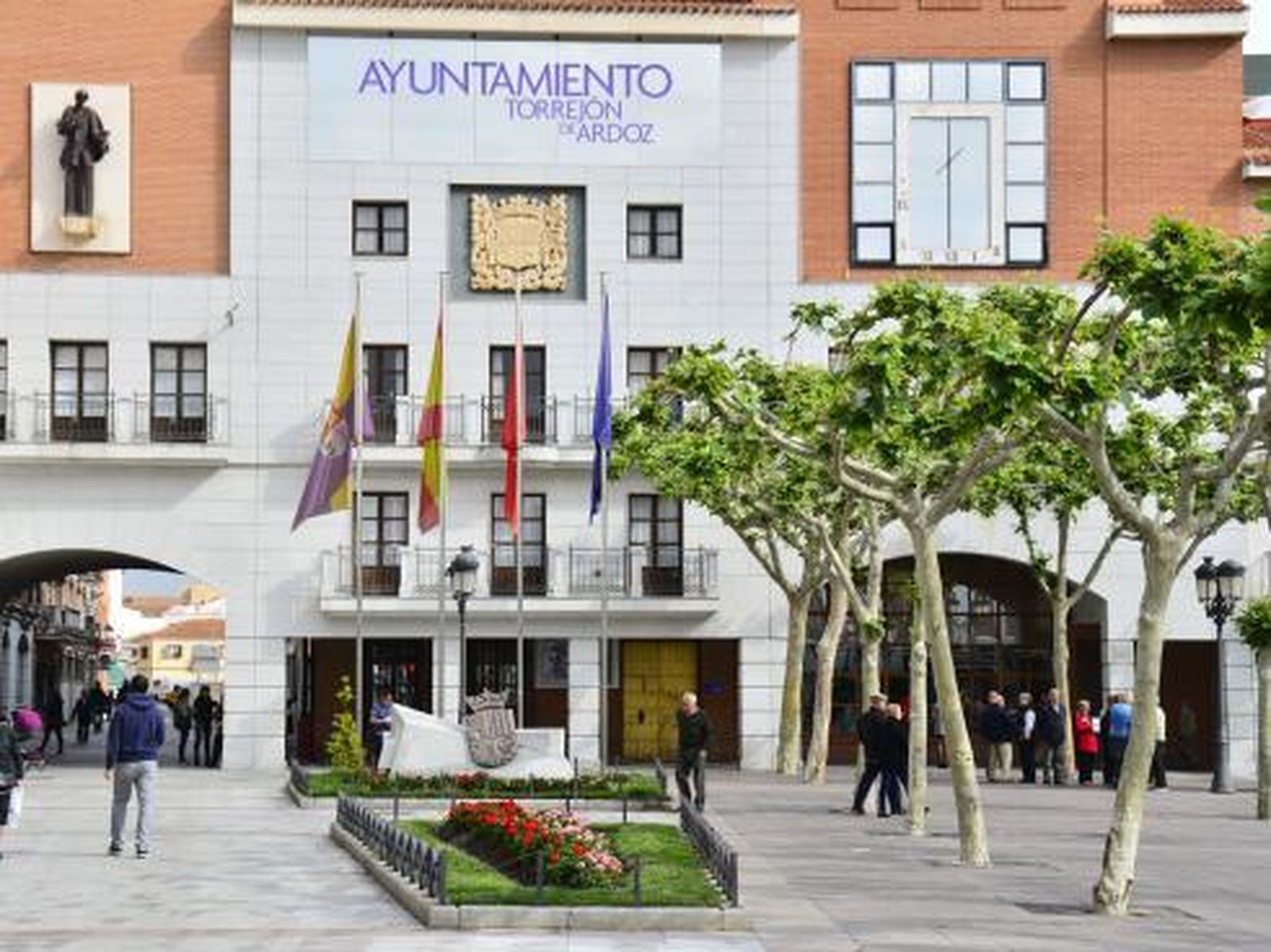 El Ayuntamiento de Torrejón se ilumina de verde azulado por el Día de las enfermedades raras