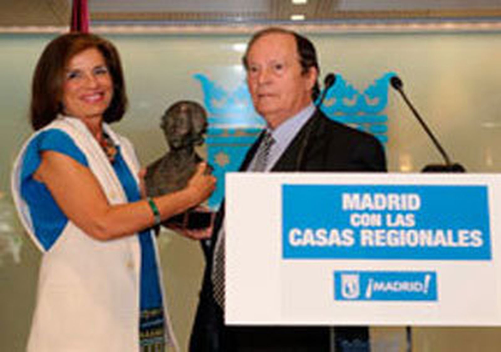 Ana Botella recibe el premio Carlos III de la Federación de Casas Regionales