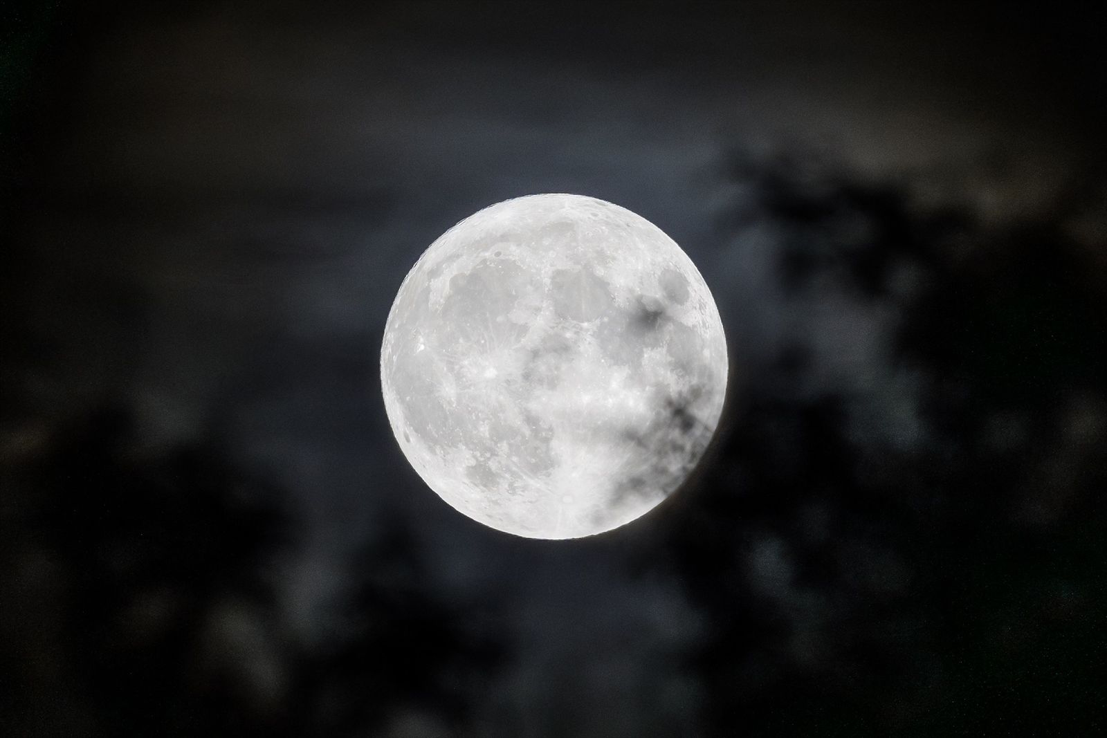 La superluna azul de agosto sobre el cielo de Madrid