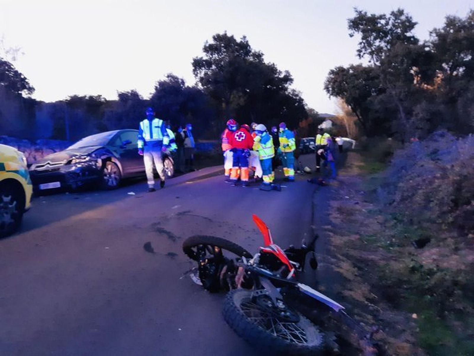 En primer término la moto en la que viajaban los jóvenes heridos