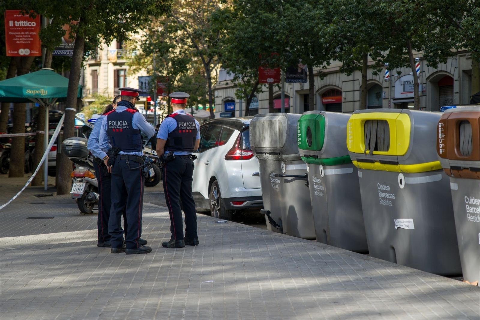 Hallan un cadáver mutilado en una maleta en un contenedor del centro de Barcelona