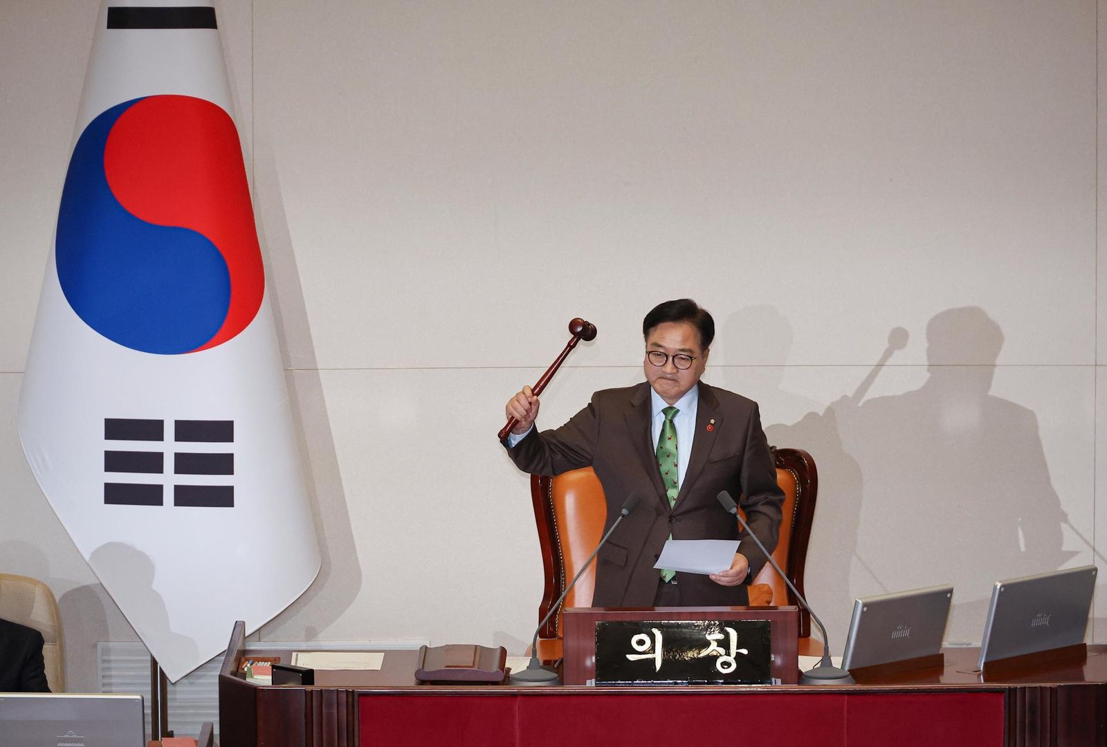 El presidente de la Asamblea Nacional, Woo Won-shik, declara la aprobación de una moción de destitución contra el presidente surcoreano Yoon Suk Yeol