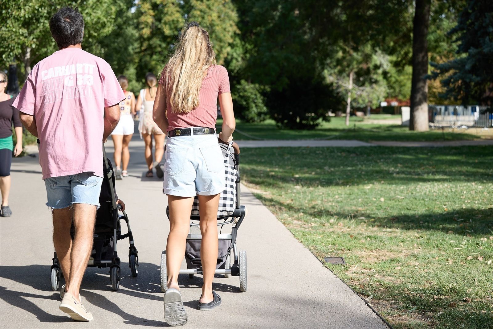 Una familia pasea por el parque de El Retiro