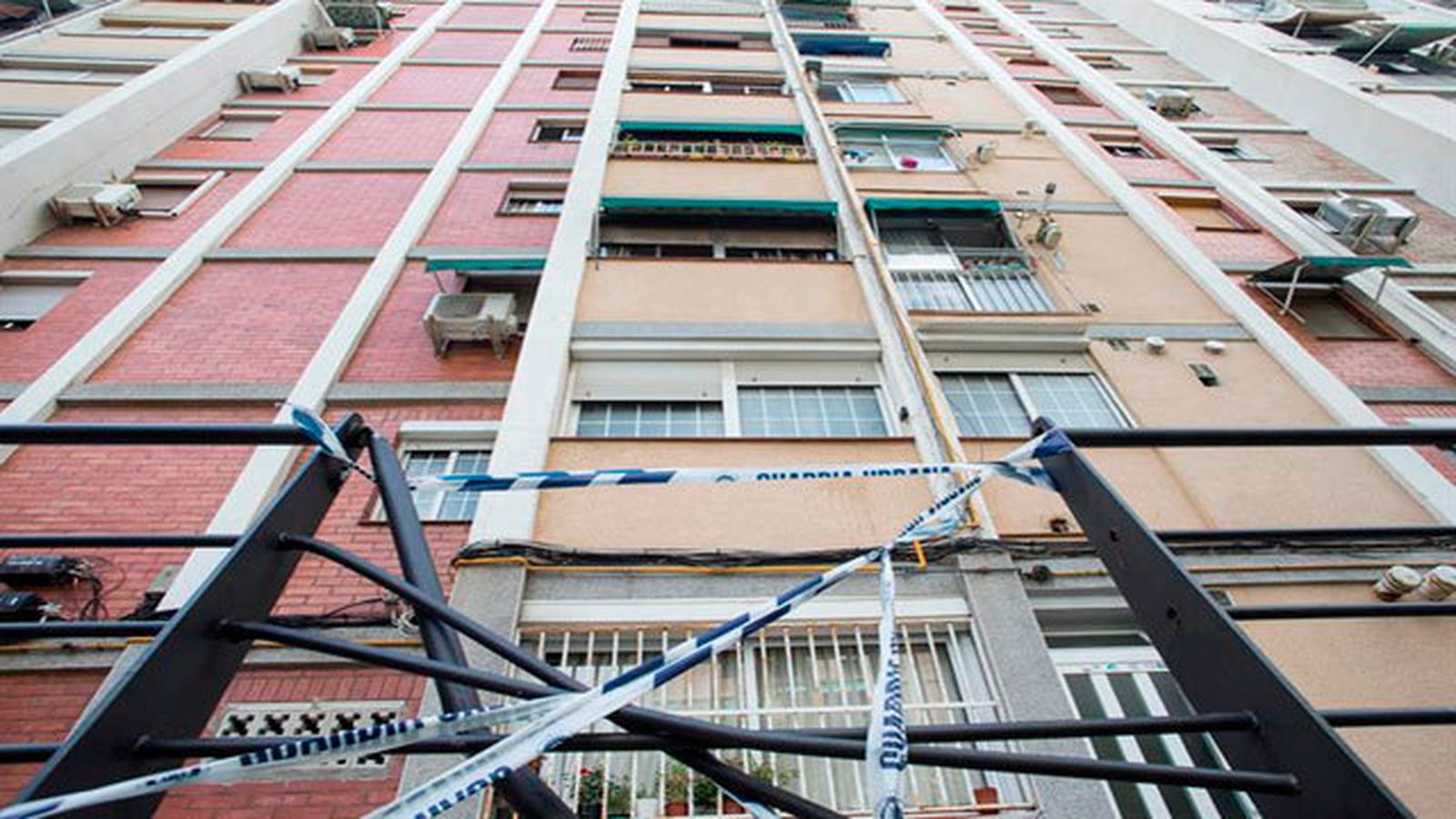 Un hombre salta por la ventana cuando le iban a desahuciar