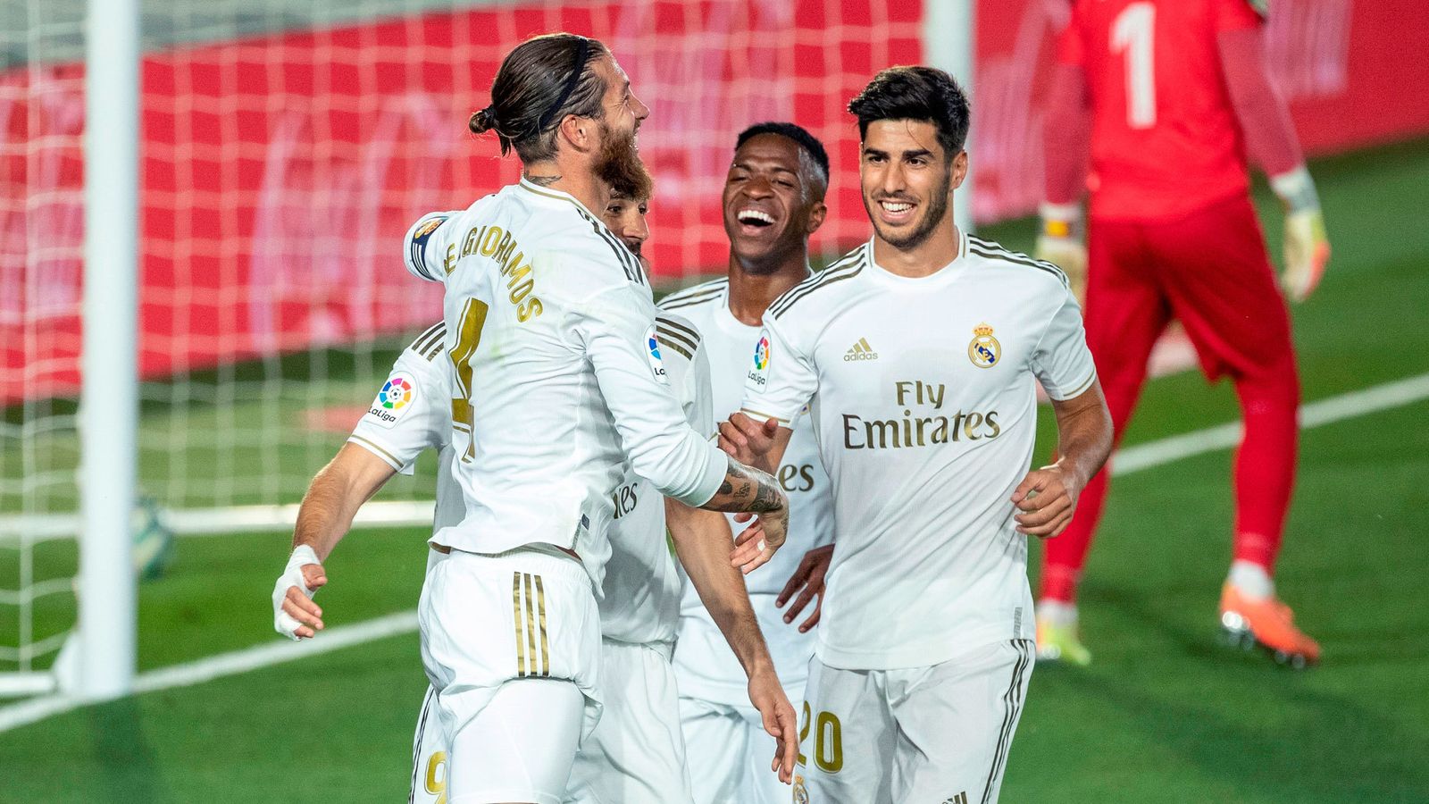 Benzema, Ramos, Vinicius y Marco Asensio celebrando el segundo gol del Real Madrid ante el Villarreal