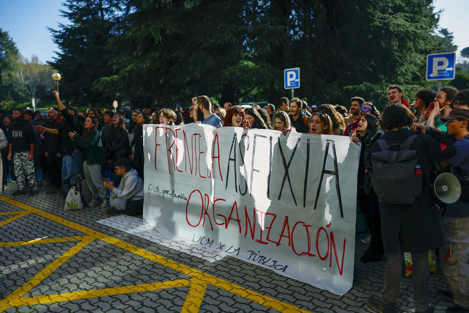 Estudiantes, docentes y trabajadores de la Complutense se manifiestan frente al Rectorado