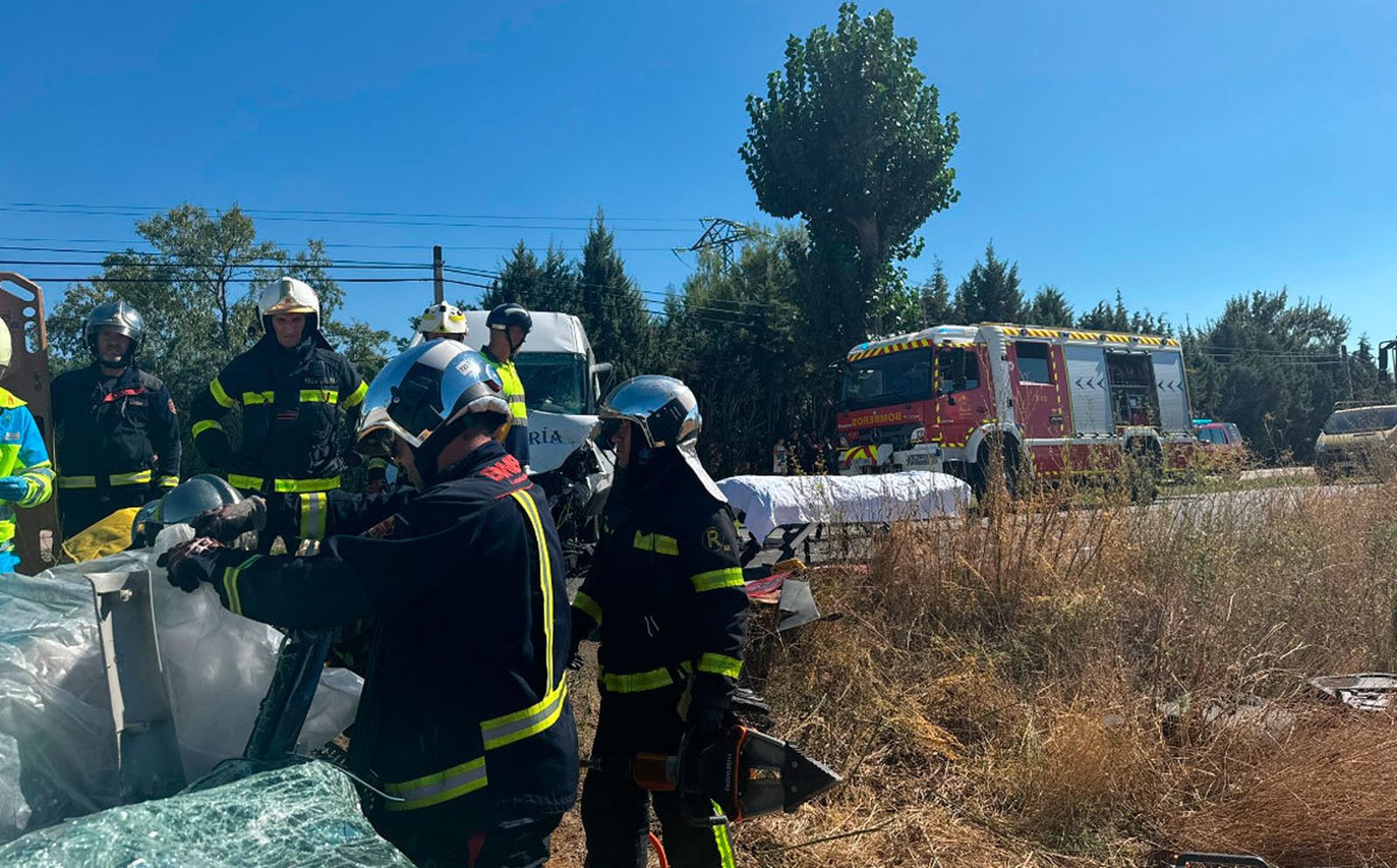 Dos heridos graves y uno leve al colisionar  una furgoneta y un coche en la M-111