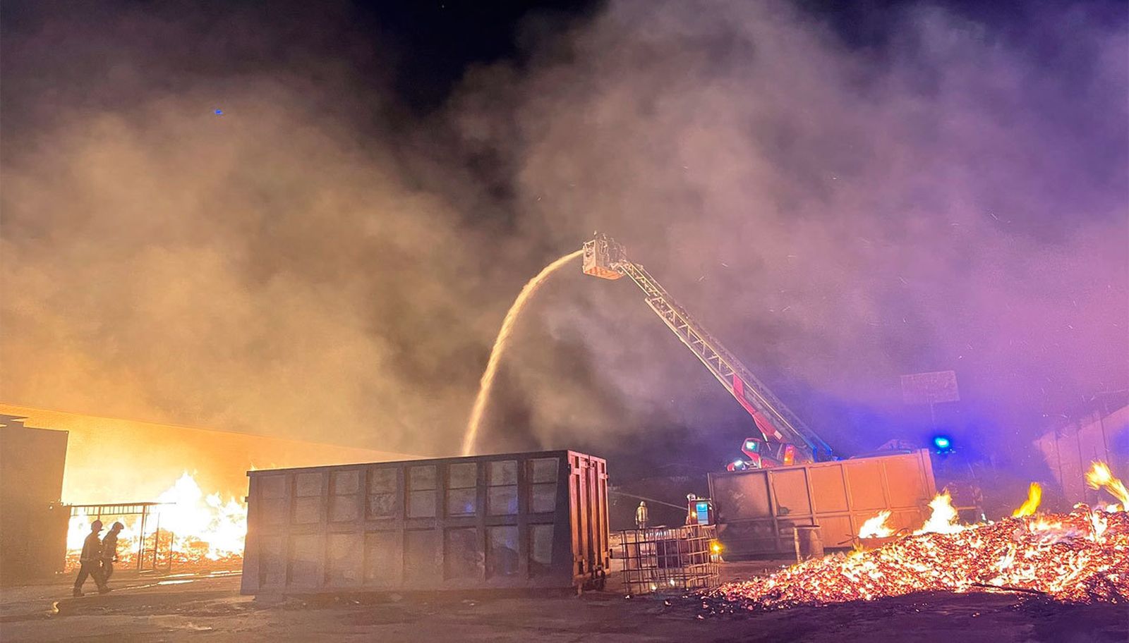 Imagen del  incendio en una planta  de reciclaje de palets