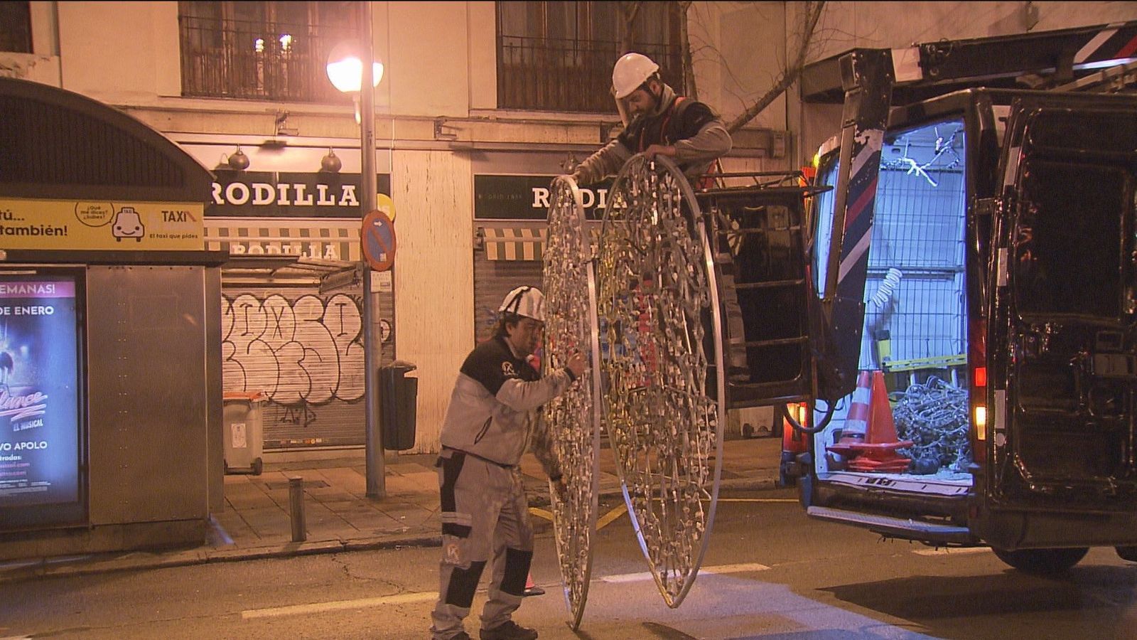 Comienza la retirada del alumbrado navideño de Madrid