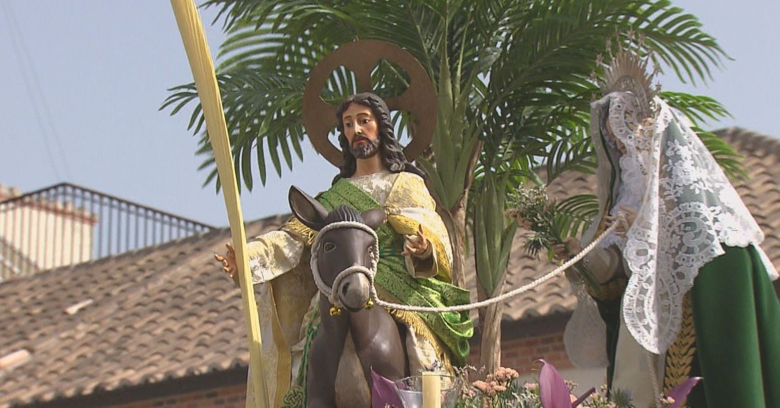 Domingo de Ramos en Villaviciosa de Odón: los niños procesionan con la borriquita