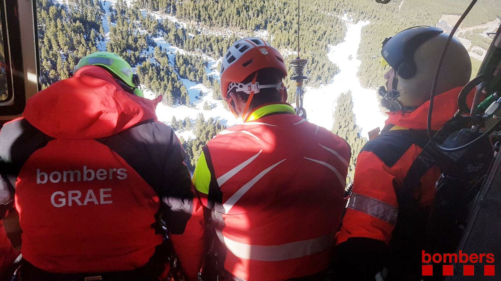 Especialistas del GRAE de Bombers durante un vuelo de rescate